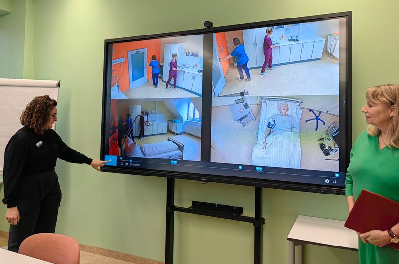 Alisa Trummer vom Simulationslabor-Team zeigt Ministerin Petra Köpping den Set zum Lernen.