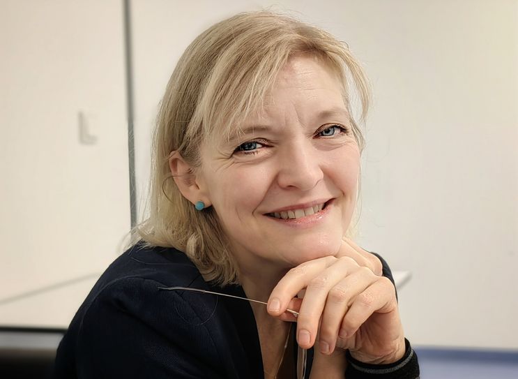 Karolina Huber ist Sängerin bei den Dresdner Salondamen, hat ein eigenes Chansonprogramm, hält Trauer- und Hochzeitsreden und hat auch an der Polizeihochschule in Trainingsrollen gespielt.