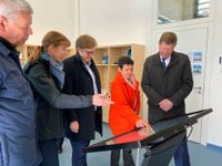 Mit einem symbolischen Termin an dem digitalen Display in der Tourist-Information am Senftenberg Stadthafen wurden die Displays und Stelen offiziell durch Landrat Siegurd Heinze, Senftenbergs Bürgermeister Andreas Pfeiffer, Daniela Lehmann, Projektkoordinatorin aus dem Bereich Wirtschaft und Förderung des Landkreises, Detlev Wurzler, Verbandsvorsteher des Zweckverbandes Lausitzer Seenland Brandenburg, Franziska Wölkerling, Wirtschaftsförderung der Stadt Senftenberg und Kathrin Winkler, Geschäftsführerin des Tourismusverbandes Lausitzer Seenland e.V. in Betrieb genommen.
