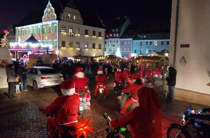 Einfahrt der rasenden Weihnachtsmänner auf den Pirnaer Marktplatz.