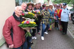 Die Schauspieler des Radeberger Biertheaters mischten sich unter die Wartendenden beim Kartenvorverkauf. Jene, die schon ganz zeitig da waren, erhielten einen Blumenstrauß aus den Hand des künstlerischen Leiters, Thomas Böttcher (m.).