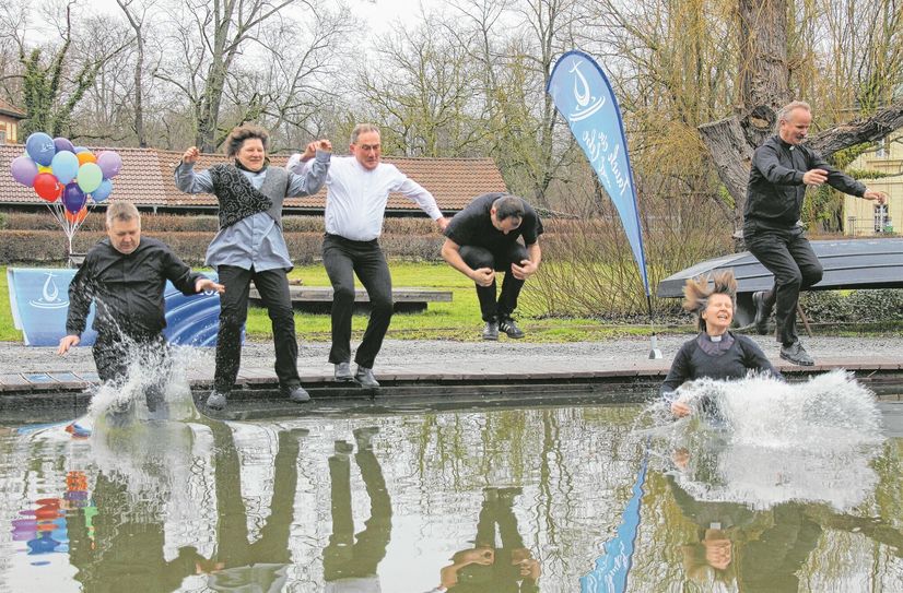 Drei, zwei, eins - Sprung! Pfarrerinnen und Pfarrer springen am Aschermittwoch in die Spree bei Lübbenau. Damit haben sie das Jahr der Taufe im Evangelischen Kirchenkreis Niederlausitz eröffnet. Für die Taufe werben (v.l.n.r.): Superintendent Thomas Köhler aus Lübben, Pfarrerin Kerstin Höpner-Miech aus Massen, Pfarrer Markus Herrbruck aus Finsterwalde, Pfarrer Martin Liedtke aus Lübben, Pfarrerin Ulrike Garve aus Lübbenau und Pfarrer Stefan Branig aus Tröbitz.