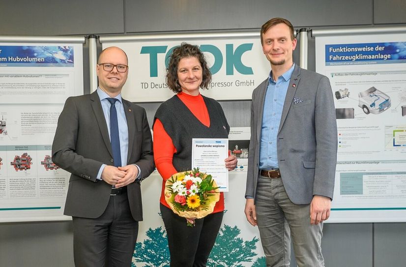 Domowina-Chef Dawid Statnik (l.) und Vize-Geschäftsführer Ronald Juhnke gratulieren Caroline Miersch zur Berufung als Beauftragte für sorbische Angelegenheiten.
