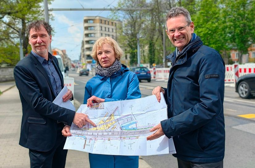 Stephan Berger, Abteilungsleiter Mobilität im Wirtschaftsministerium; Simone Prüfer, Leiterin Straßen- und Tiefbauamt und Andreas Hemmersbach, Vorstand Finanzen und Technik der DVB, mit dem Plan der Baustelle.