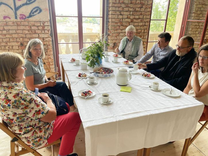 Die erste Kaffeetafel mit Aussicht in der Jahnhalle genießen in diesen Tagen treue Spender, Unterstützer und Vertreter der Bürgerstiftung Meißen.  Foto: Farrar