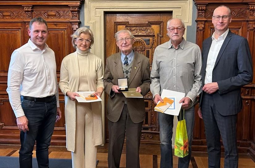 Lars Bauer (KSB, l.) und OB Karsten Vogt (r.) zeichneten Griseldis Lange (Fitness und Freizeit Bautzen), Dieter Gärtner (SC Einheit Bautzen) und Roland Lange (Fitness und Freizeit Bautzen) aus.