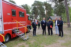 MP Woidke informierte sich bei den Kräften EE (Einsatzleitwage 2 Abschnitt Luftkoordination) im KiEZ Frauensee.