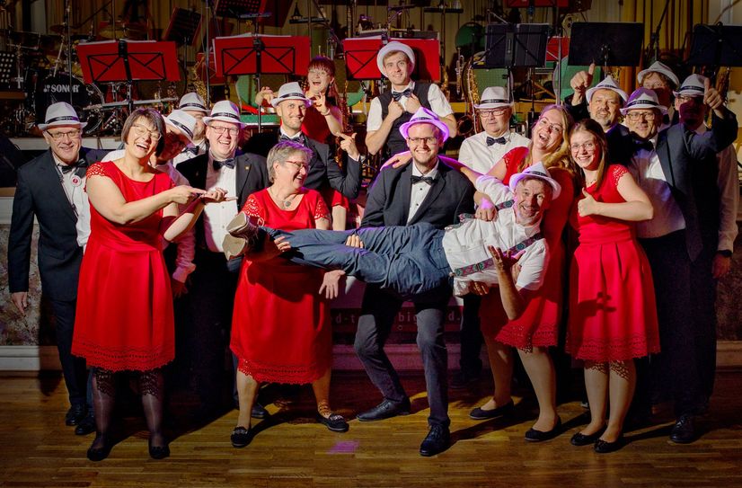 Entspannt präsentierten sich 2023 die Red-Tower-Musiker nach einem  Swing-Abend im Laubuscher Kulturhaus.
