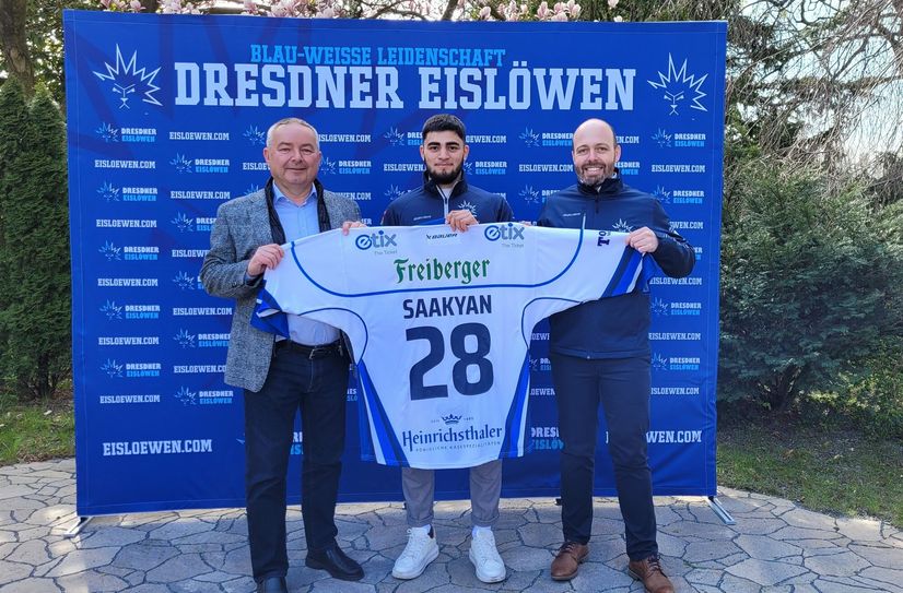 (v.li.) Uwe Lammeck - Geschäftsführer Heinrichsthaler Milchwerke GmbH, Georgiy Saakyan - Neuzugang Dresdner Eislöwen, Maik Walsdorf - Geschäftsführer Dresdner Eislöwen.