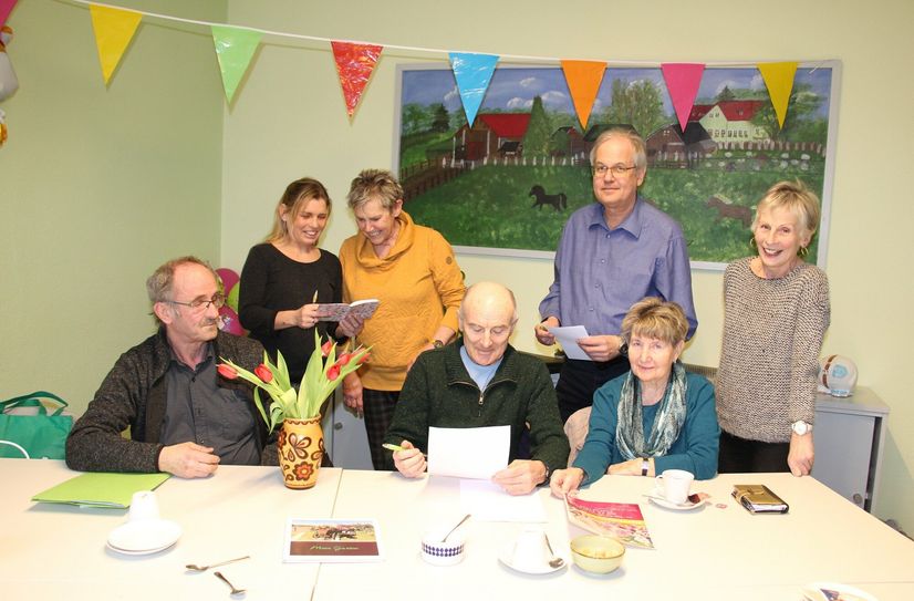 Das sind einige der Teilnehmer, die sich am Tag der offenen Gartenpforte beteiligen möchten. Hauptinitiatorin Roswitha Petschick (3.v.l.) freut sich über die Resonanz.