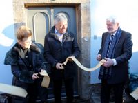 Prof. Dr. Erika Schuchardt (MdB), Landrat a.D. Michael Harig und Viktor Philippi (v.l.n.r.) eröffnen gemeinsam das neue Therapiehaus in Taubenheim.