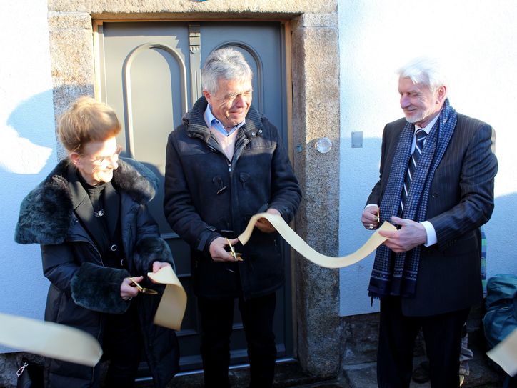 Prof. Dr. Erika Schuchardt (MdB), Landrat a.D. Michael Harig und Viktor Philippi (v.l.n.r.) eröffnen gemeinsam das neue Therapiehaus in Taubenheim.