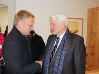 Der Sohlander Bürgermeister Hagen Israel (l.) gratuliert Viktor Philippi zur Eröffnung des neuen Therapiehauses.