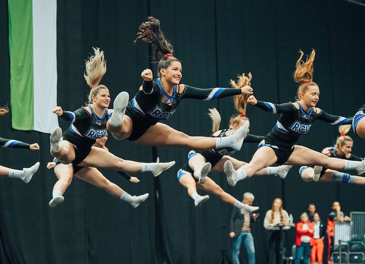 Riesaer Cheerleader bei der Landesmeisterschaft im November in Riesa. Foto: Verein