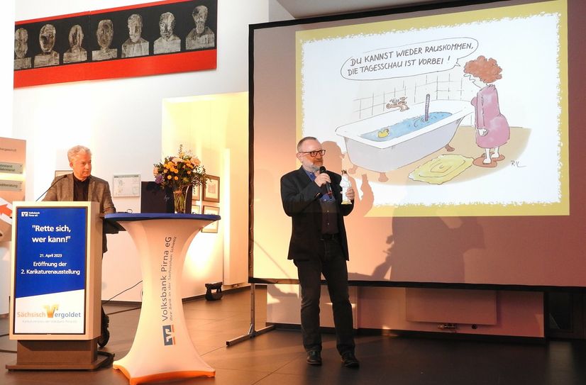 Der Wettbewerbssieger Lutz Richter (re.) bekommt von Peter Ufer (Galerie Komische Meister Dresden) die Porzellan-Trophäe überreicht.                                 Foto: R. Rink