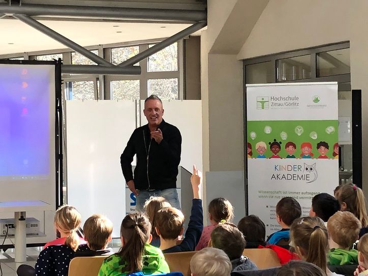 Architekt Daniel Neuer aus Herrnhut erklärt den Kidnern nachhaltiges Bauen.