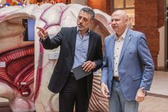 Chefarzt Prof. Dr. med. Ehab Shiban (l.) und Gesundheitsdezernent Thomas Bergner.