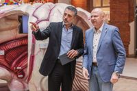 Chefarzt Prof. Dr. med. Ehab Shiban (l.) und Gesundheitsdezernent Thomas Bergner.