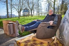 Jens Dzikowski hat eine Sitzgarnitur bekommen. Mit dem Lkw sind die Spediteure allerdings nicht weit gekommen.