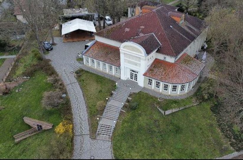 Der Schlossberg Luckau aus der Vogelperspektive. Links stehen bereits die Bühne mit überdachter Sitz- und Tanzfläche. Mittwoch gibt es hier ab 17 Uhr ein Benefizkonzert.