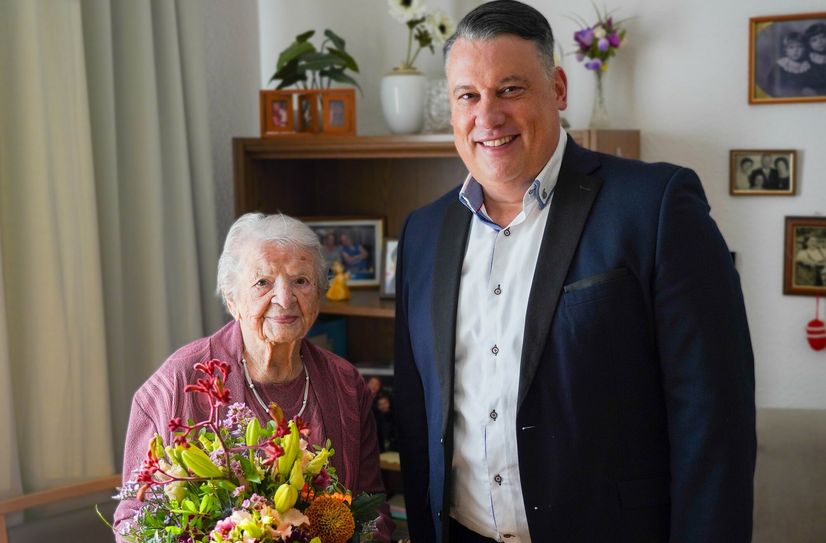 Bürgermeister Christoph Schmidt gratulierte Ingrid Bohrisch zum 104. Geburtstag.