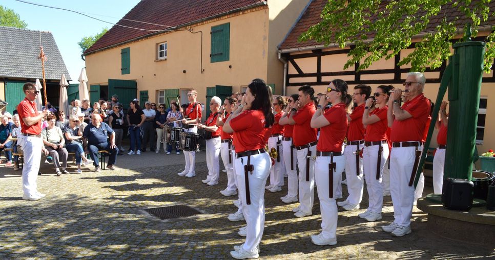 Platzkonzert des Spielmannszuges Zabeltitz auf dem Gelände des Zabeltitzer Bauernmuseums zur Saisoneröffnung.