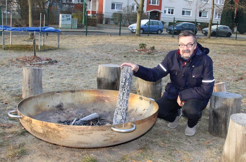 »Schmeiß deinen Baum über den Zaun« unter diesem Motto findet am Sonntag ab 16.30 Uhr das Weihnachtsbaumverbrennen mit der IG Kinderferien statt. Hier ist der Vereinsvorsitzende Hans-Günter Möller an der Feuerstelle zu sehen.