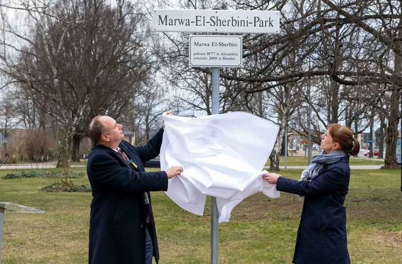 Oberbürgermeister Dirk Hilbert enthüllt am 14. März 2022 zusammen mit Justizministerin Katja Meier das Schild des als Gedenkort eingerichteten "Marwa-El-Sherbini-Parks" am Landgericht Dresden.