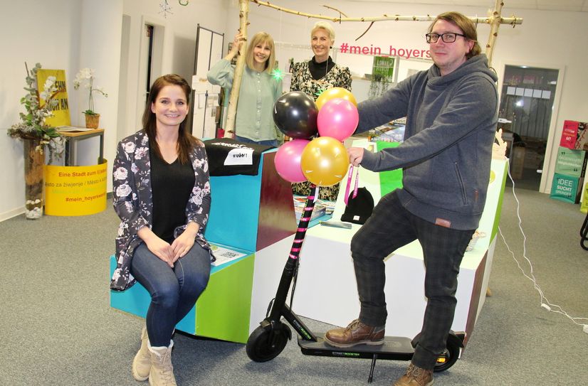 Christoph Höppe freut sich über seinen Hauptgewinn einen E-Scooter. Das freut auch Carolin Gropler (vorn), Belinda Grellmann (links hinten) und Anja Hillmann.