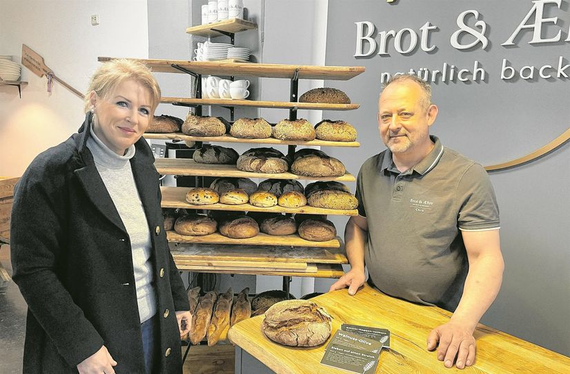 Christine Hauke, Leiterin der Stiftung soziale Projekte Meißen, ist dankbar für die neue Kooperation mit Bäckermeister Chris Jentzsch, Inhaber der Brotmanufaktur »Brot und AEhre«, und für die Beteiligung am Projekt »Gesundes Pausenbrot« für Meißner Schüler.