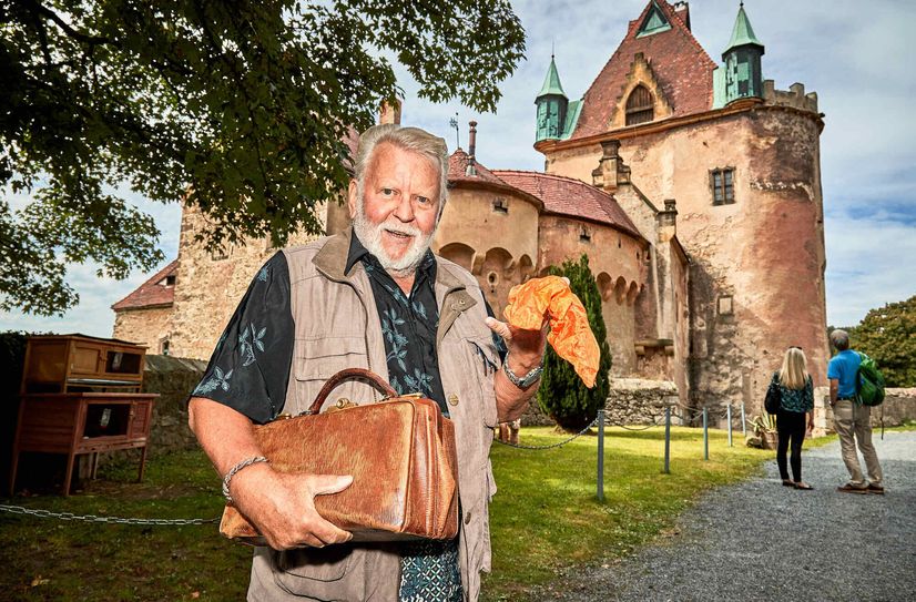 Peter Kersten alias "Zauberpeter" 2018 vor dem Schloss Kuckuckstein in Liebstadt.
