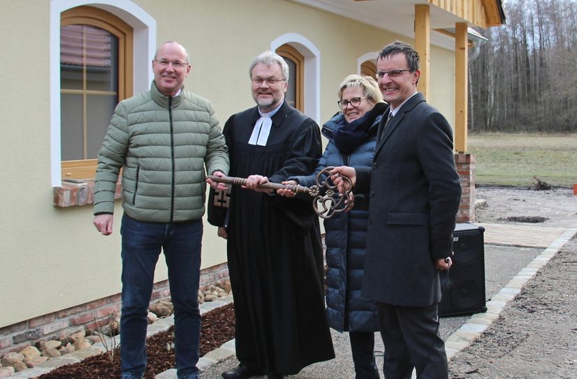 WH-Geschäftsführer Steffen Markgraf, Pfarrer Heinrich Koch, Sozialministerin Barbara Klepsch und Mühlenchef Tobias Zschieschick (v.l.n.r.) bei der Schlüsselübergabe.