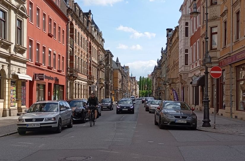 Die schmale Gartenstraße in Pirna ist eine Einbahnstraße, für Autos wie für Fahrräder. Per Verkehrsversuch sollte ursprünglich die zusätzliche Öffnung für  Radverkehr in Gegenrichtung getestet werden.