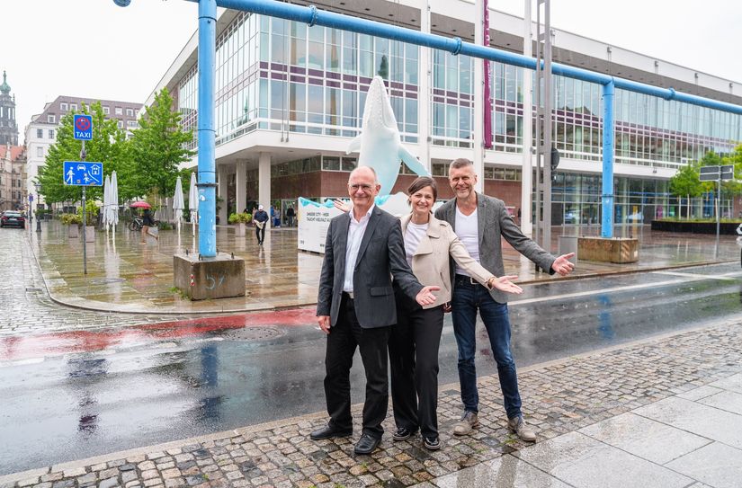 Christian Behr, Friederike Kranz und Lars Seiffert (v.l.) vor dem Kulturpalast.