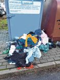Streng verboten: Altkleider vor die Tonne werfen! Jeder ist verpflichtet, einen freien Container für seine Altkleider zu suchen.