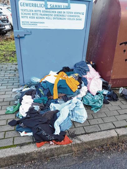 Streng verboten: Altkleider vor die Tonne werfen! Jeder ist verpflichtet, einen freien Container für seine Altkleider zu suchen.