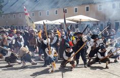 Der Paradeplatz ist Hauptort des Schauspiels, im Hintergrund zu sehen ist die Alte Kaserne, die derzeit von Gerüsten umgeben ist, Archivbild 2023.