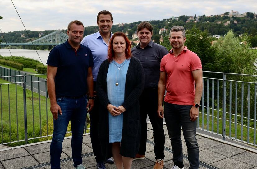 Der Vorstand: (v.l.) stellv. Vereinsvorsitzender Marcus Zillich (Abteilungsleiter Fußball, DSC), Vorstandsvorsitzender René Kindermann (TV-Moderator / Unternehmer), Katrin Reif (stellv. Schulleiterin Sportgymnasium Dresden), Gunnar Krisch und Martin Herberg (beide Eigenbetrieb Sportstätten).