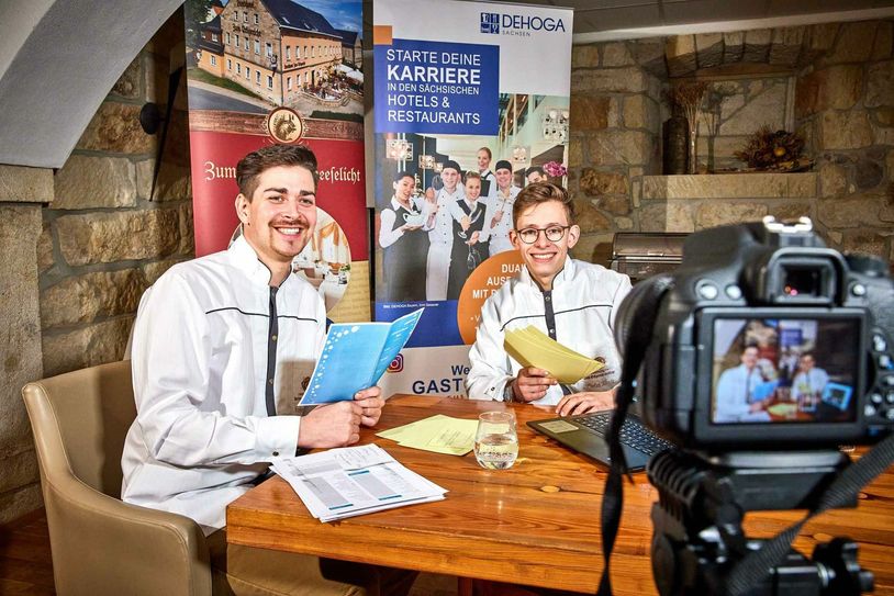 Küchenchef Philipp Haufe (l.) und Jungfacharbeiter Fred Haufe vom Landhotel & Restaurant Erbgericht Heeselicht (Stolpen) vermitteln bei einem Seminar angehenden Köchen Wissen u.a. zu Menüerstellung, Warenkunde und Gesprächsführung. Foto: Marko Förster