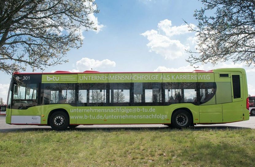 Der frisch eingeweihte Lausitzer NachfolgeBus ist ein gemeinsames Projekt der BTU, der Cottbuser Kammmern und der LEAG. Er macht auf die Unternehmensnachfolge als Karriereweg aufmerksam. Foto: pm