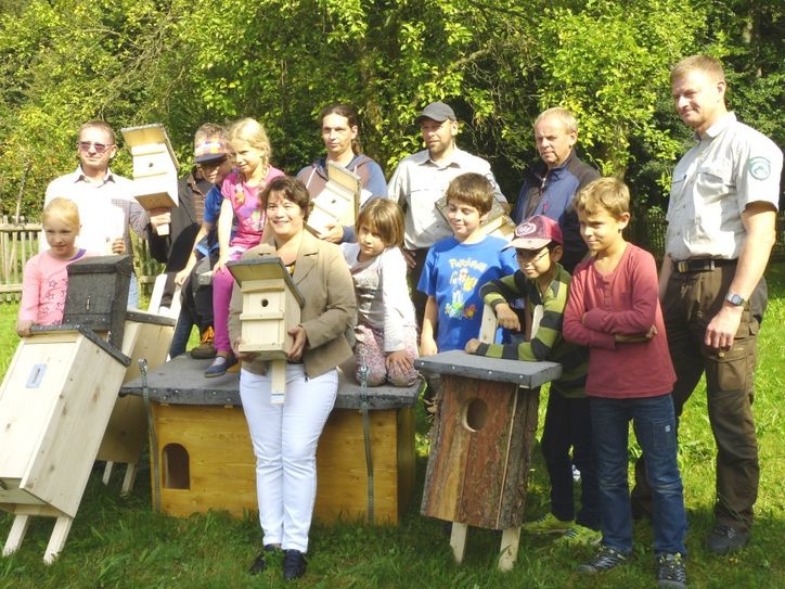 Mitarbeiter der Hohwald-Werkstätten Neustadt der Lebenshilfe Pirna-Sebnitz-Freital e.V. übergaben professionelle Nisthilfen für Schleiereulen, Hornissen, Fledermäuse und viele andere Arten an die Junior Ranger aus Lohmen. Diese hängten sie gleich im benachbarten Wald an der alten Hohburkersdorfer Straße auf und werden sich auch künftig darum kümmern. Foto: Archiv Nationalparkverwaltung, Peter Jäger