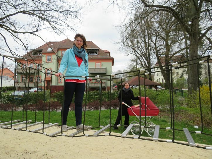 Projektleiterin Ina Züchner (vorn) und Filmemacherin Angela Schuster bringen mit dem Projekt Spurensuche Generationen zusammen, die voneinander lernen können. Foto: Silke Richter
