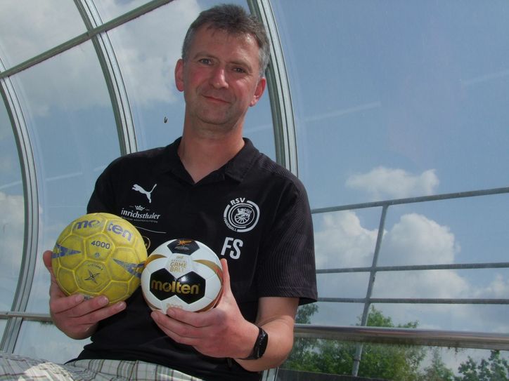 Falk Seifert trainiert die jungen Handballerinnen des SV Radeberg. Foto: Rainer Könen