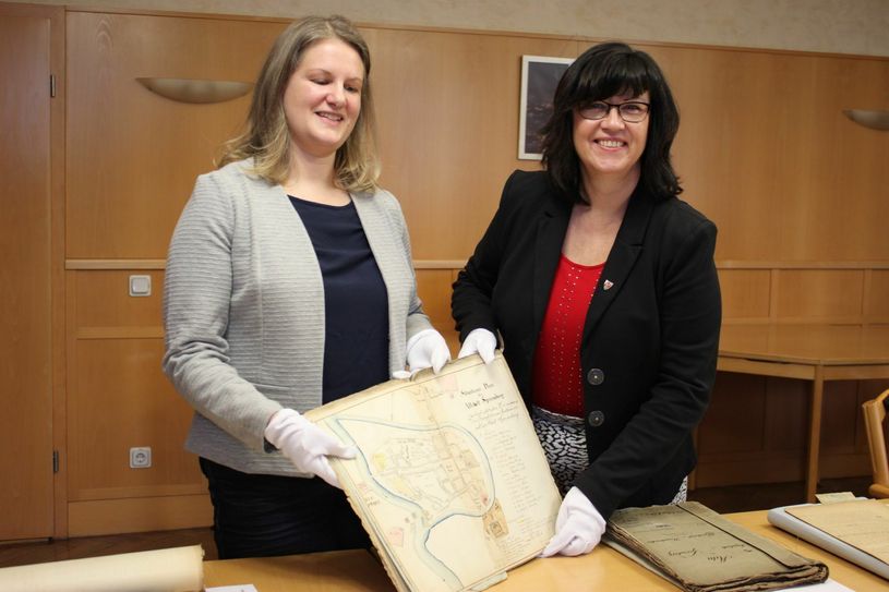 Stadtarchivarin Stephanie Tonke und Bürgermeisterin Christine Herntier  zeige stolz den kolorierten Altstadt-Plan von 1835. Foto: agu