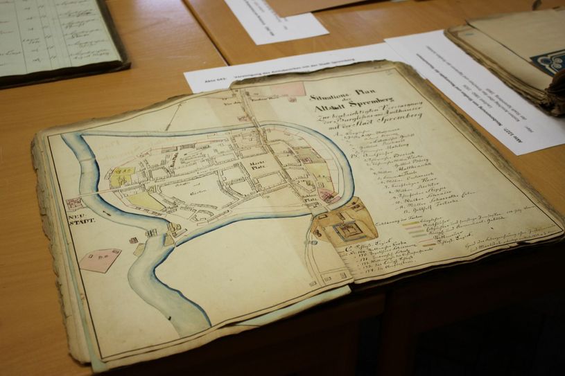 Der kolorierte Altstadt-Plan von 1835. Die Lange Straße hieß damals zum Beispiel noch Lange Gasse. Hausnummern waren noch nicht einzelnen Straßennamen zugeordnet. Foto: agu