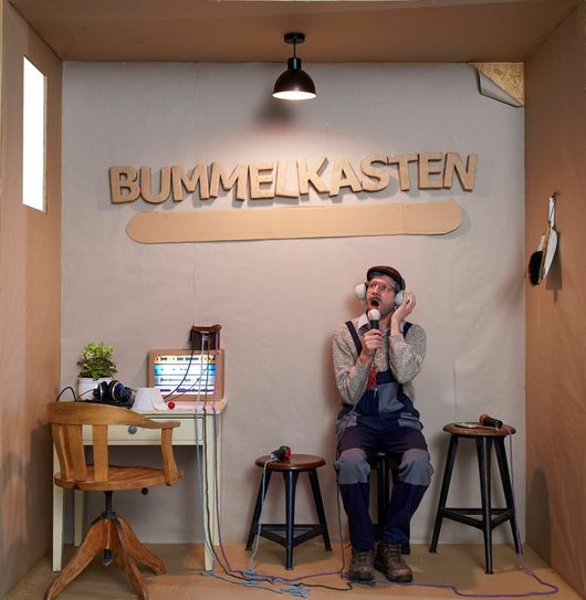 Bernhard Lütke gastiert mit seinem Programm Bummelkasten zum ersten Mal im Amphitheater. Foto: neue Bühne / Steffen Jaenicke