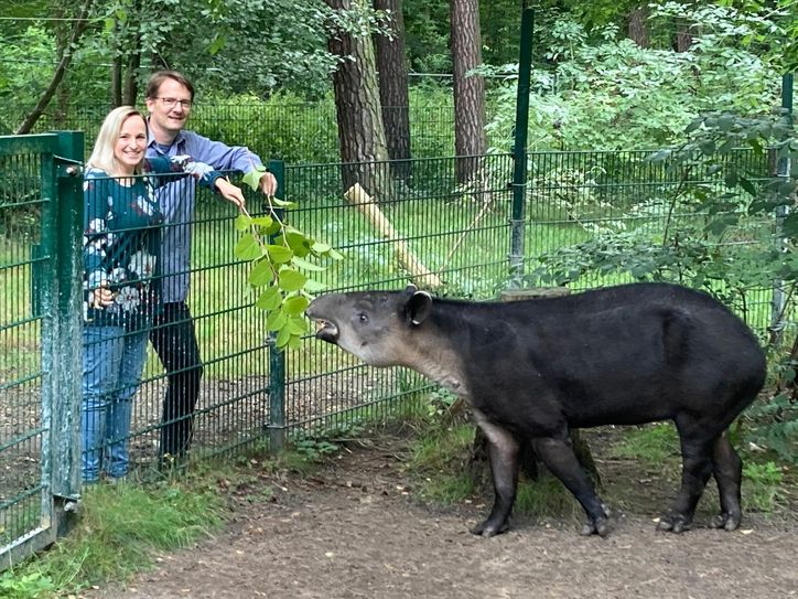 Zooschullehrerin Julia Nitsche und Tierparkdirektor Dr. Jens Kämmerling am Tapirgehege Foto: Tierpark Cottbus