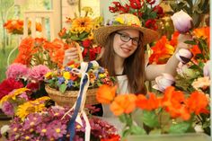 Das neue Blumenmädchen inmitten der Blumenpracht in der Kunstblumenmanufaktur.  Foto: D. Förster