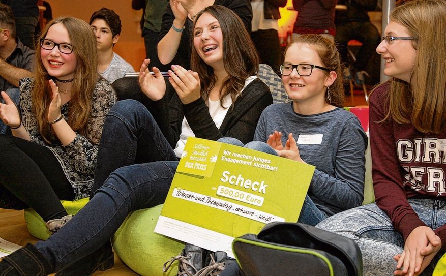 Lena, Lea, Hanna und Charlotte (.v.l.) nahmen den Preis stellvertretend für das Hans-Erlwein-Gymnasium (Toleranztag) entgegen. Foto: Daniel Förster