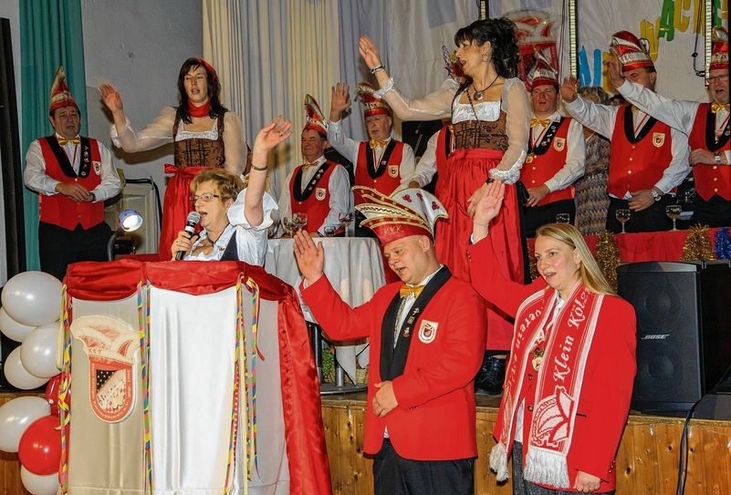 Ortsvorsteherin Ilona Lohmann an der Bütt, daneben der neue Karnevalspräsident Ronald Kuhlee und die neue Vereinsvorsitzende Steffi Thron. Foto: Romy Stern